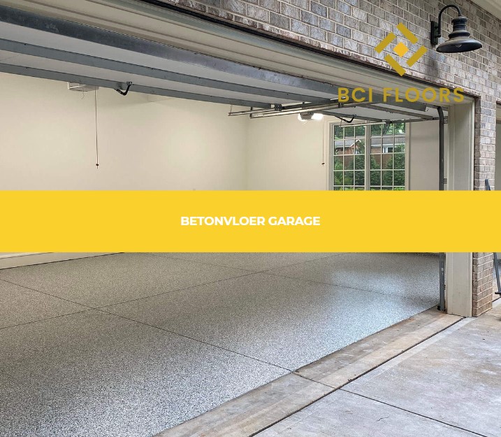 Een robuuste, slijtvast uitgevoerde betonvloer, ideaal voor de garage vanwege hoge belasting en duurzaamheid.